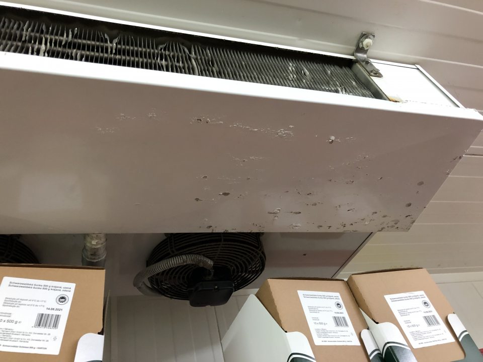  - Znečistené kryty ventilátorov chladiacej jednotky 