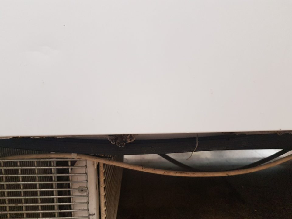 Nedostatočne priliehajúce gumové tesnenie dolných dvierok chladiaceho pultu s mäsovými výrobkami v predajni