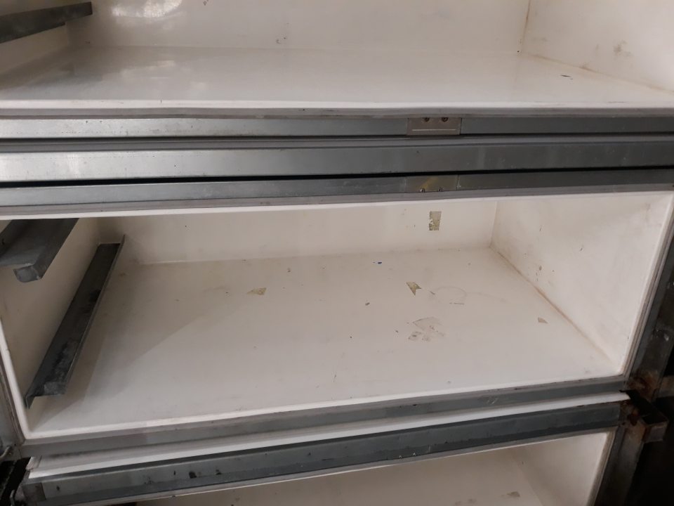 Znečistený vnútorný povrch TKT boxov učený na prepravu potravín