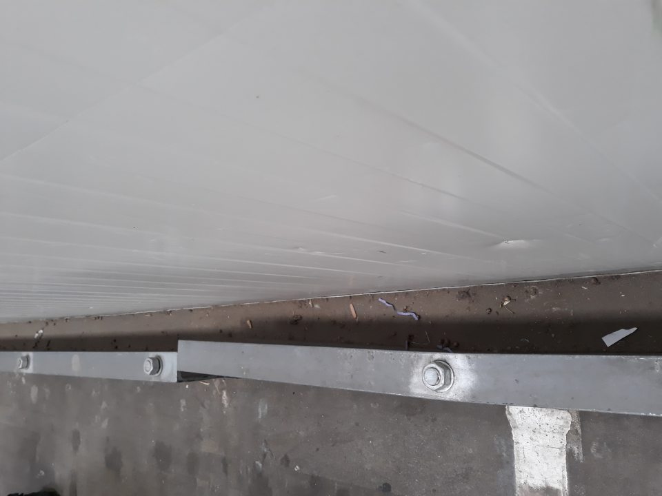 Znečistené podlahy za zábranami v sklade cibule e zemiakov