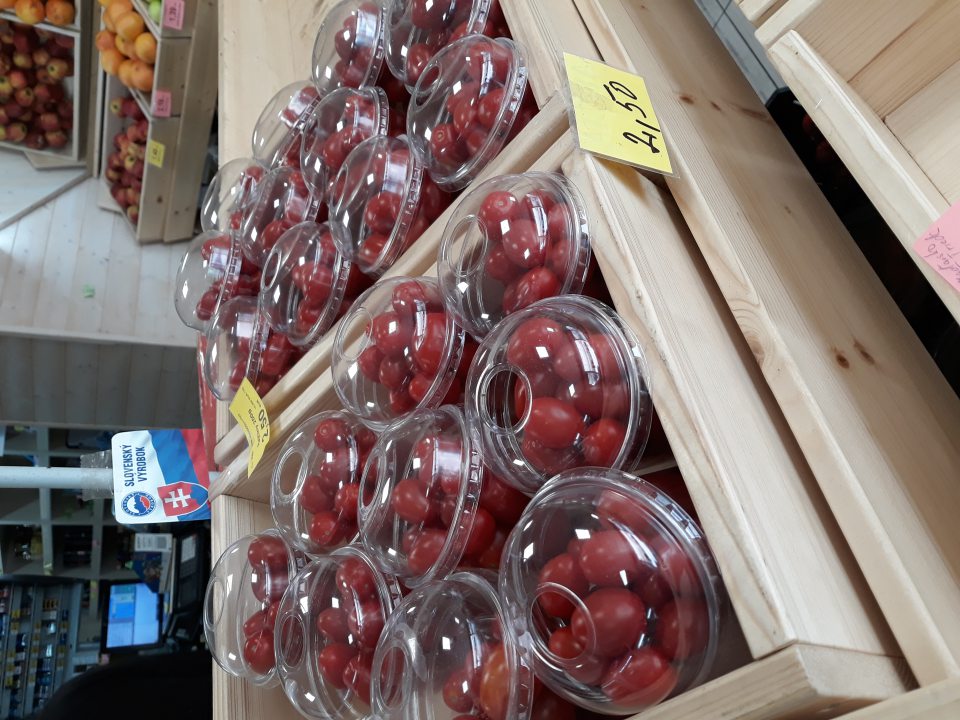 Predaj 2 druhov paradajok(20 balení cherry paradajok červených a 4 balenia cherry paradajok žltých, ktoré si majiteľ zabalil sám do plastových obalov a tieto nie sú označené žiadným údajom v štátnom jazyku