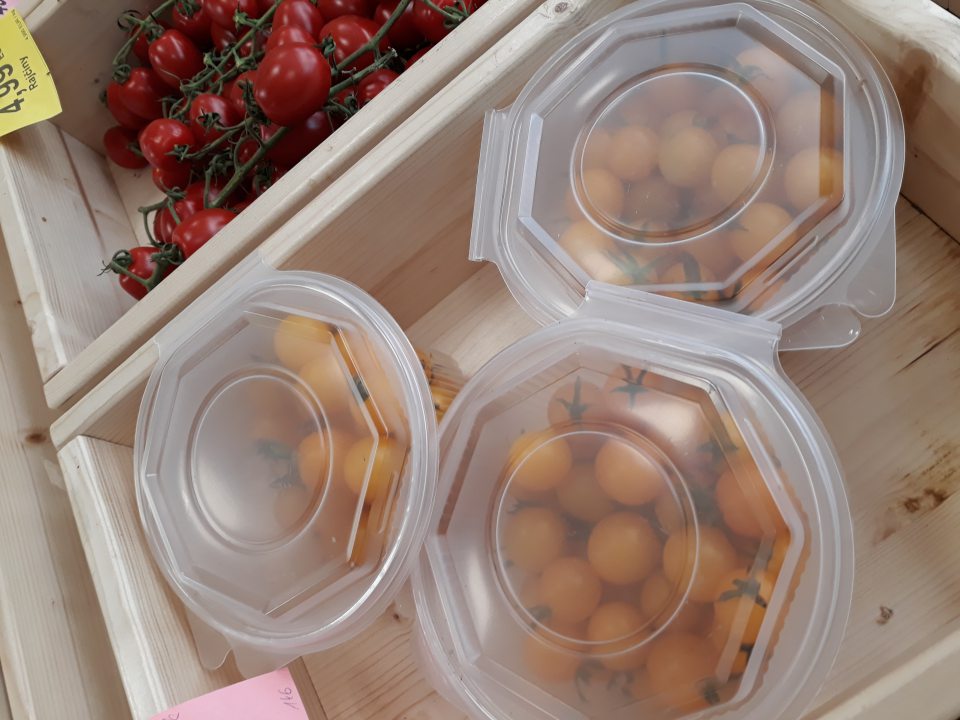 Predaj 2 druhov paradajok(20 balení cherry paradajok červených a 4 balenia cherry paradajok žltých, ktoré si majiteľ zabalil sám do plastových obalov a tieto nie sú označené žiadným údajom v štátnom jazyku