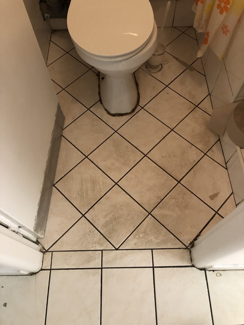 Zázemie - znečistená podlaha vo WC zamestnancov