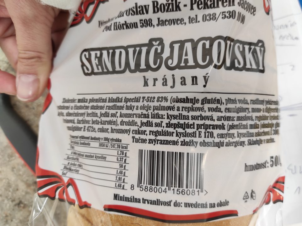 Nesúlad označenia finálneho výrobku ,,Obložený sendvič" s údajmi uvedenými na obale použitej suroviny.