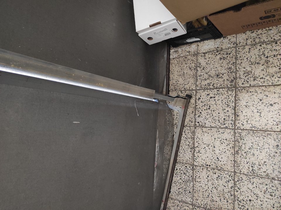 Skorodovaná ložná plocha regálu slúžiaceho na vystavovanie potravín.