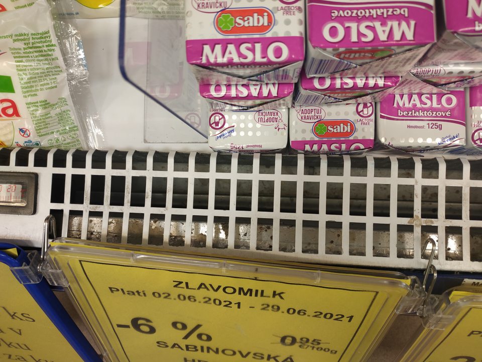 V chladiacej vitríne pod mriežkou zistené nečistoty.