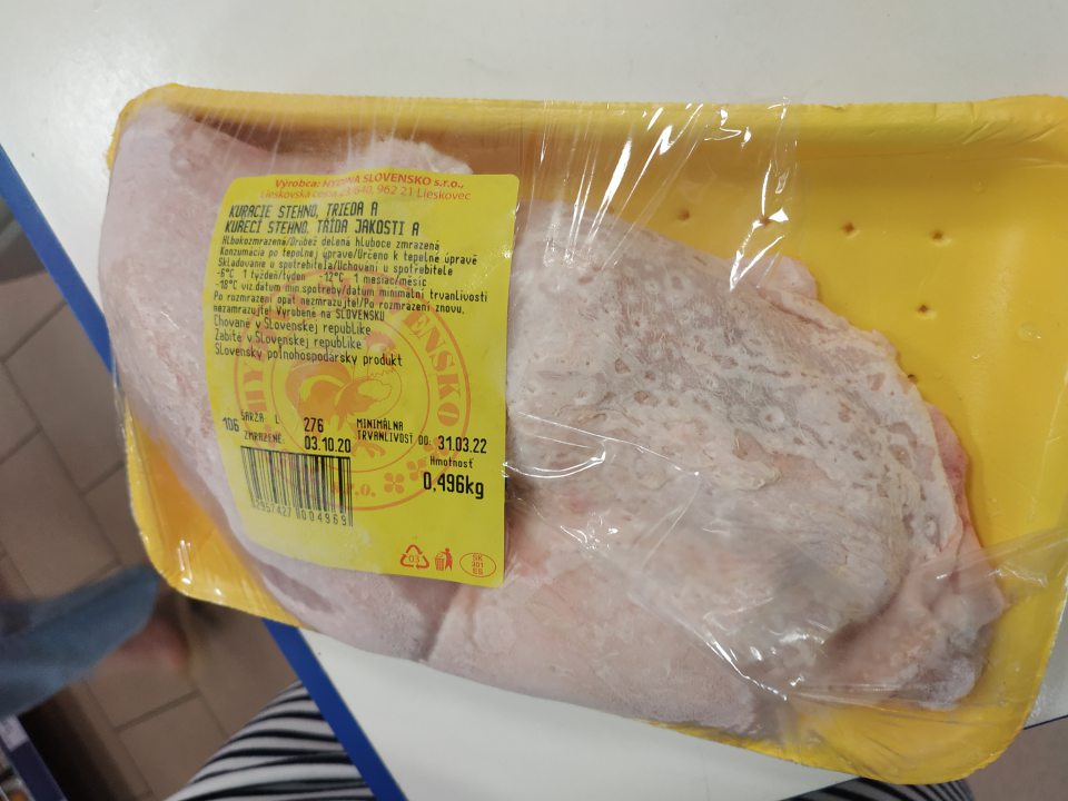 Poškodený priamy obal výrobku: Kuracie stehno - hlbokozmrazené. Identifikovaná mrazová spála.