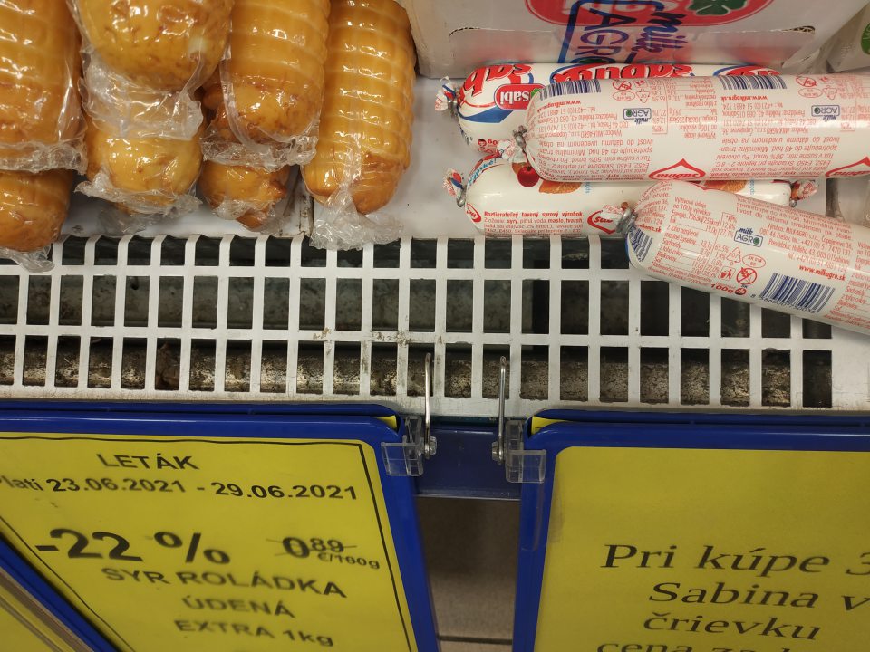 V chladiacej vitríne pod mriežkou zistené nečistoty.