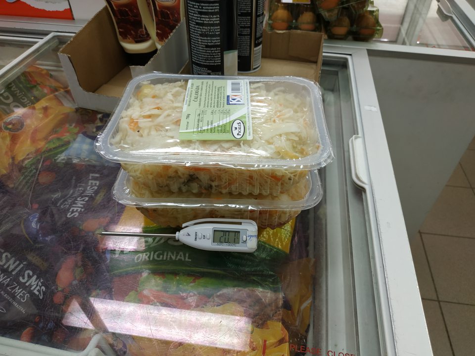 Zistené bolo vystavovanie na predaj 1 výrobku Čalamáda mimo chladiaceho zariadenia, voľne pri priestorovej teplote na mraziacom boxe, na etikete výrobca uvádza teplotu od 0 - 15 stupňov celzia