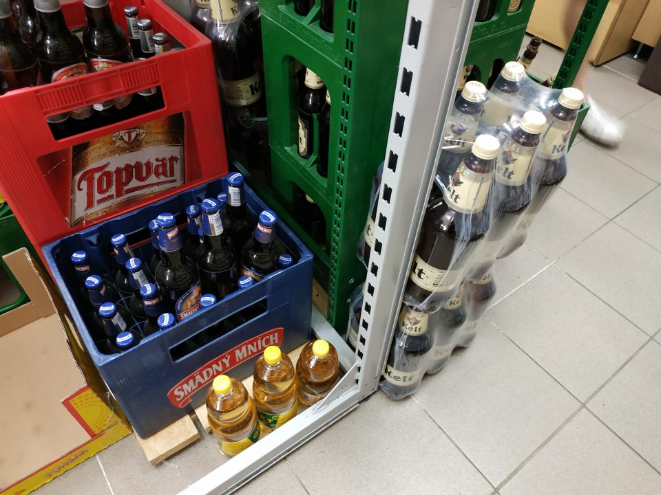 Zistené bolo uloženie nápojov priamo na podlahe v predajni a nie na vyčlenenom regále
