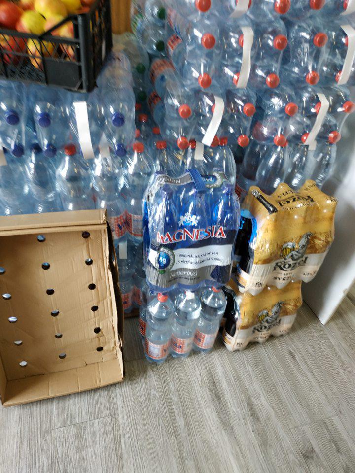 Uskladnenie minerálnych vôd priamo na podlahe