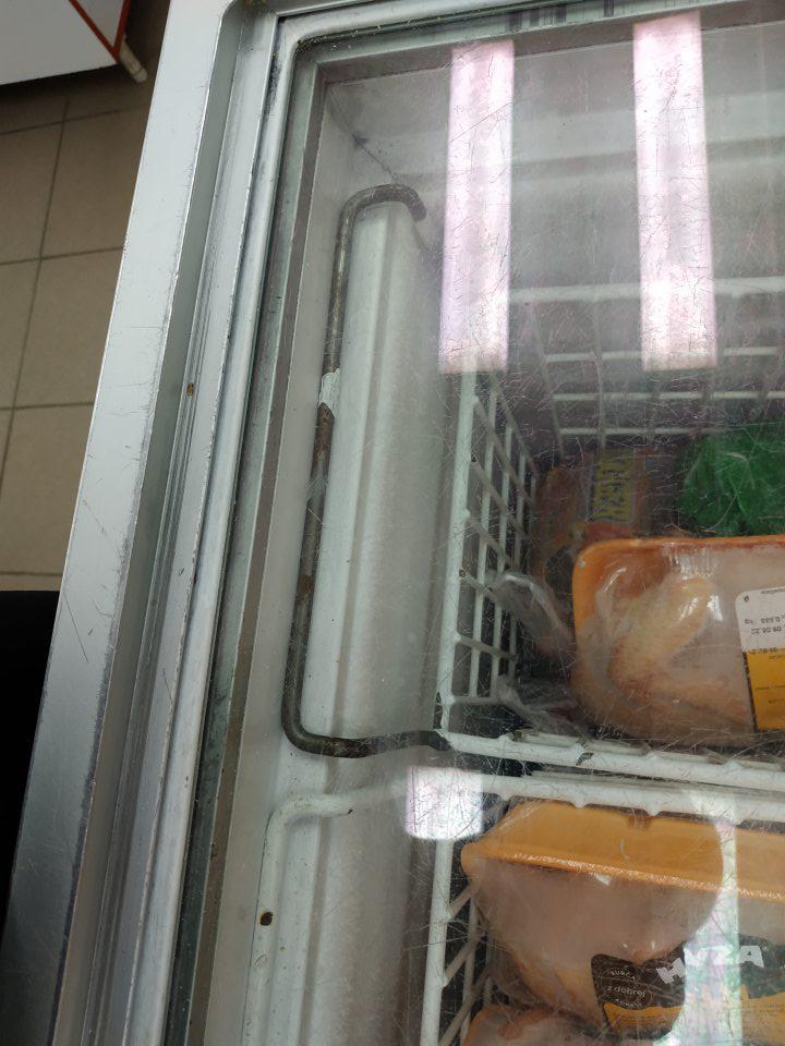 V mraziacom boxe s uloženou hlbokomrazenou hydinou a rybami sú zistené závesné úložné koše s porušeným povrchom - olupujúci náter