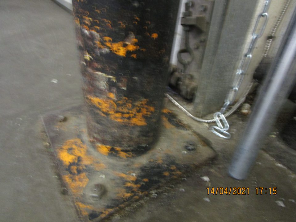 v zázemí prevádzky na bočných vstupných dverách z vnútornej strany v spodnej časti značne skorodovaná časť dverí a znečistená podkaha nánosom prachu a nečistôt na ťažko dostupnom mieste za rúrou vedľa príjmu potravín cca 80x12 cm