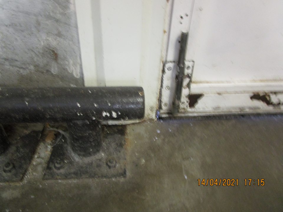 v zázemí prevádzky na bočných vstupných dverách z vnútornej strany v spodnej časti značne skorodovaná časť dverí a znečistená podkaha nánosom prachu a nečistôt na ťažko dostupnom mieste za rúrou vedľa príjmu potravín cca 80x12 cm