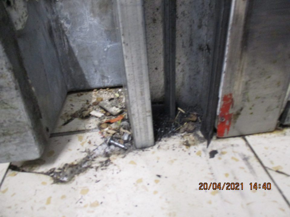 -V chladiacom boxe s ml. výrobkami: - výskyt kovových skrutiek - zvýšený výskyt nečistôt - rozliate a vysušené zvýšky ml. výrobkov