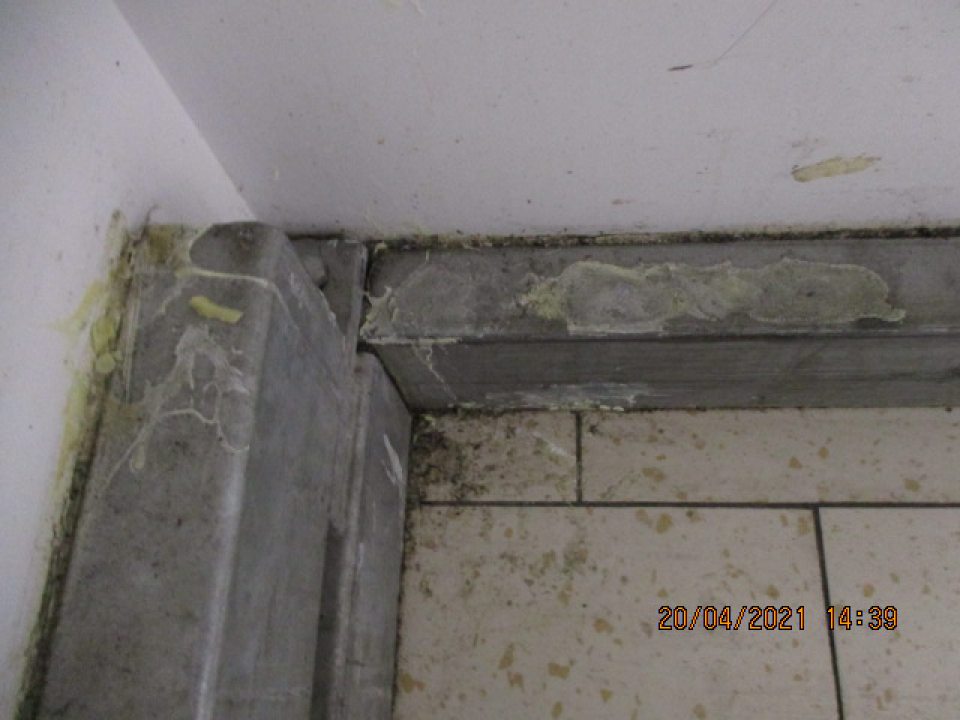 V chladiacom boxe s ml. výrobkami: - výskyt kovových skrutiek - zvýšený výskyt nečistôt - rozliate a vysušené zvýšky ml. výrobko