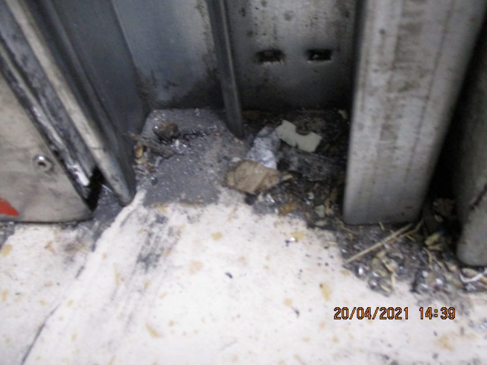 -V chladiacom boxe s ml. výrobkami: - výskyt kovových skrutiek - zvýšený výskyt nečistôt - rozliate a vysušené zvýšky ml. výrobkov