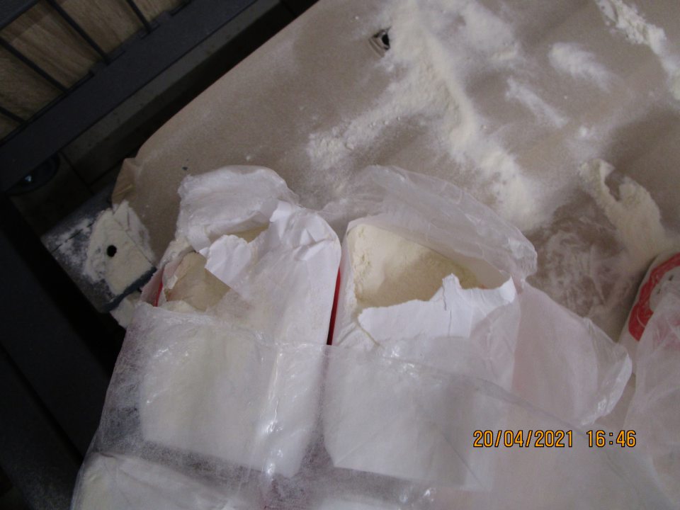 poškodené obaly a rozsýpana múka