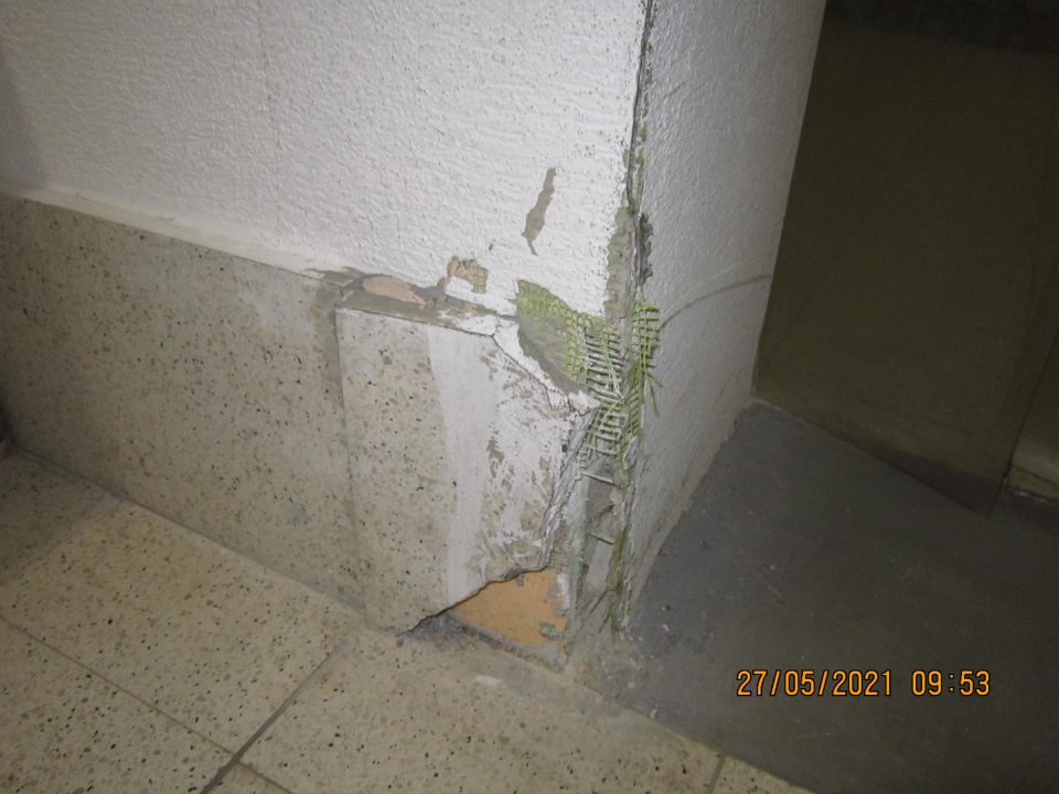 v priestore prechodových dverí zo skladu potravín do skladu prázdnych fliaš v spodnej časti prechodových dverí na ľavej strane poškodený resp. uvoľnený keramický obklad a stena