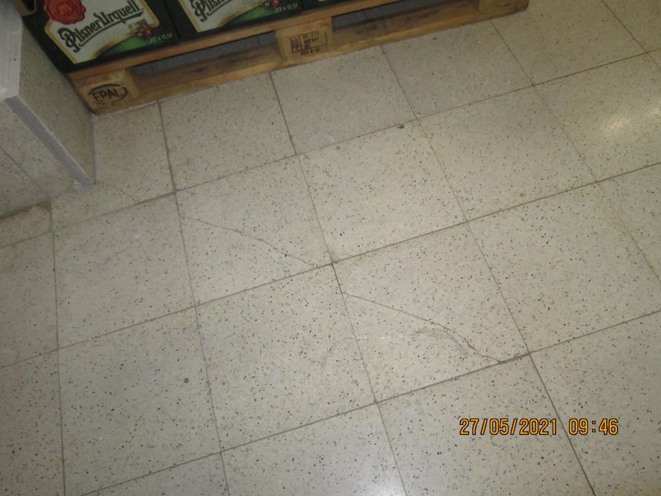 v priestore s uskladnenými pivom, múkou, trvanlivým mliekom poškodená podlaha - dlažba s výmoľom, v uvedenom priestore tiež prasknutá dlažba na dvoch miestach
