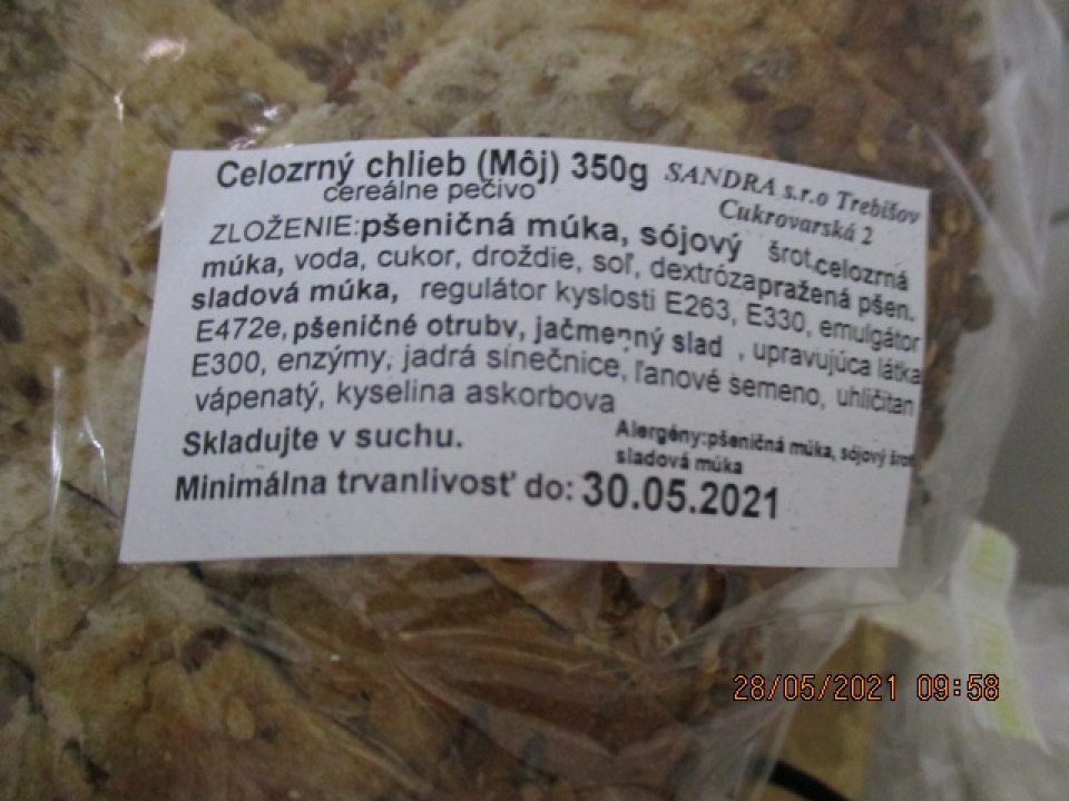 Špaldový chlieb 500g-zoznam zložiek potraviny nie je v zostupnom poradí, nesprávne uvedenie percentuálneho podielu špaldy, neúplná receptúra, nebola zistená prítomnosť celozrnej ražnej múky,nesprávne označené alergény(alergény: informácia má byť v súlade s označením alergénov v zložení výrobku), nesprávne označenie kyseliny askorbovej ne etikete výrobku. Celozrný chlieb ( Môj ) 350g- zoznam zložiek potraviny nie je v zostupnom poradí, nie je uvedené percentuálne vyjadrenie množstva celozrnnej múky, nesprávne začlenenie do skupiny cereálne pečivo, nesprávne označené alergény(alergény: informácia má byť v súlade s označením alergénov v zložení výrobku),sú uvedené nesprávnym spôsobom: upravujúca látka E 300, uhličitan vápenatý, kyselina askorbová