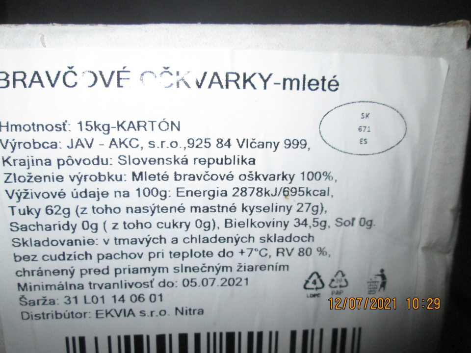 Bravčové oškvarky mleté 15 kg, Distribútor Ekvia s.r.o. Nitra, DMT: 05.07.2021 uskladnené spolu s ostatnými surovinami používavanými vo výrobnom procese, neoddelené, neoznačené. Posledná výroba škvarkových pagáčov 29.6.2021.