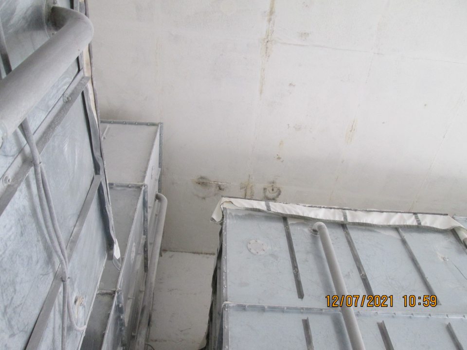 na strope nad múčnym silom v múčnom hospodárstve zatečený strop s výskytom plesne na piatich miestach