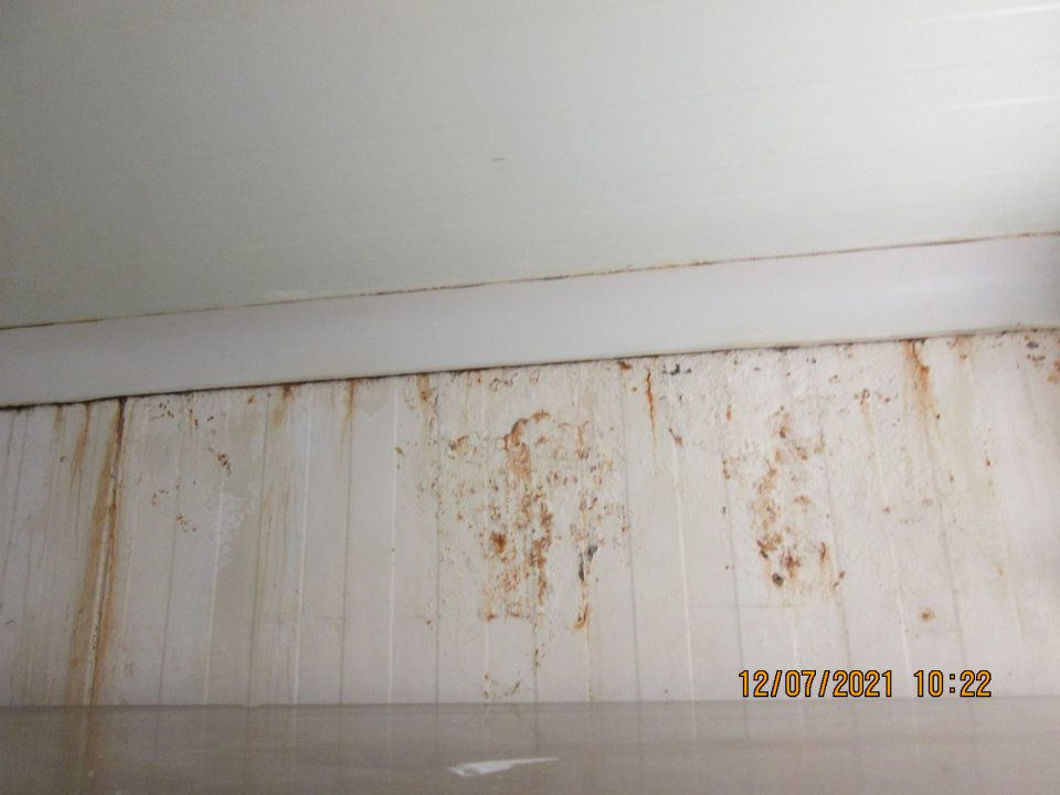 výskyt korózie vnútornej časti stien chladiaceho boxu na viacerých miestach v hornej časti