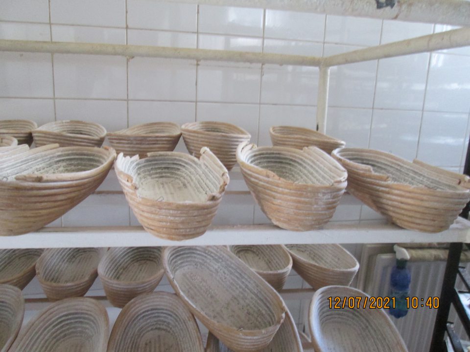 poškodené ošatky s vylomenými časťami a vytrčajúcimi klincami v množstve jedenásť kusov pripravené k použitiu na výrobu chleba