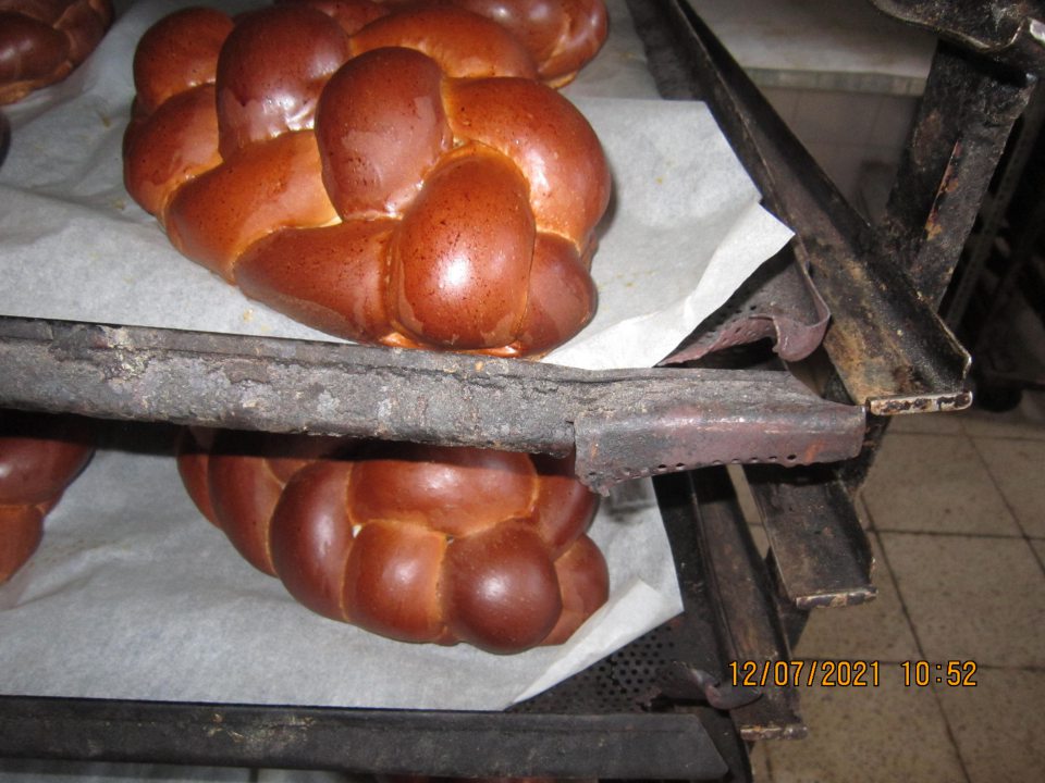 poškodené plechy s odrhnutými , uvoľnenými časťami v množstve sedem kusov - sieťová časť odtrhnutá od obvodovej časti plechu, pričo na poškodených plechoch na papieri sa nachádzal upečený finálny výrobok vianočka