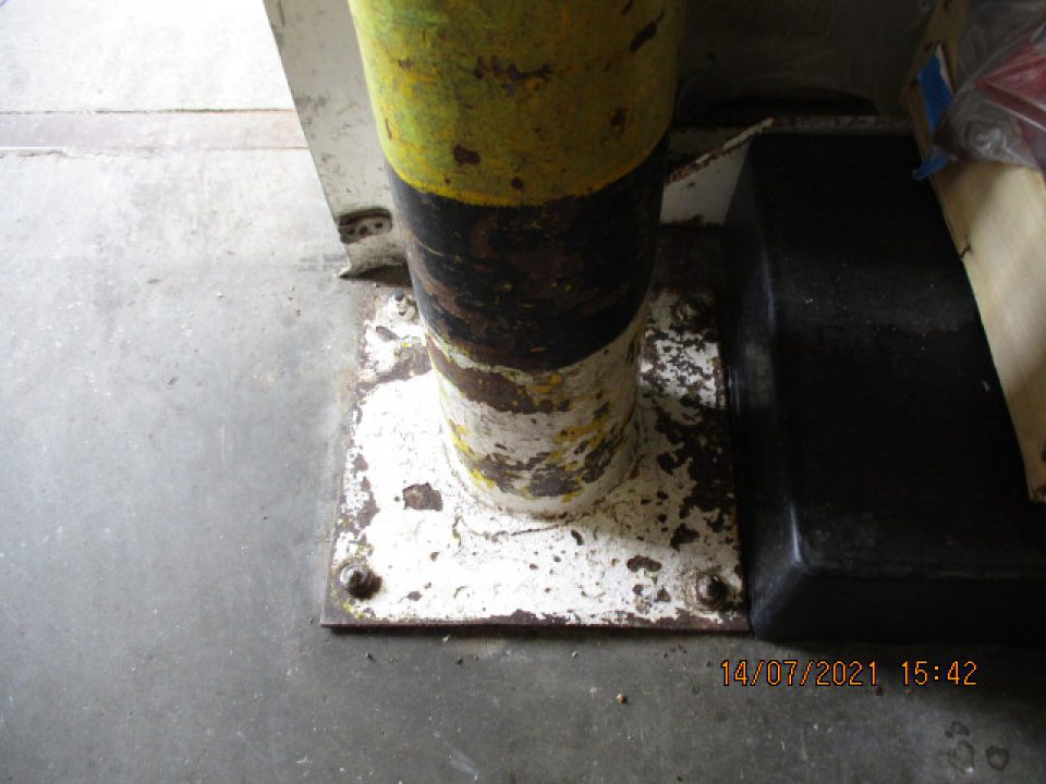 v zázemí v blízkosti príjmovej rampy na podlahe kovová lišta s výskytom korozie a olupujúci sa povrch podložky