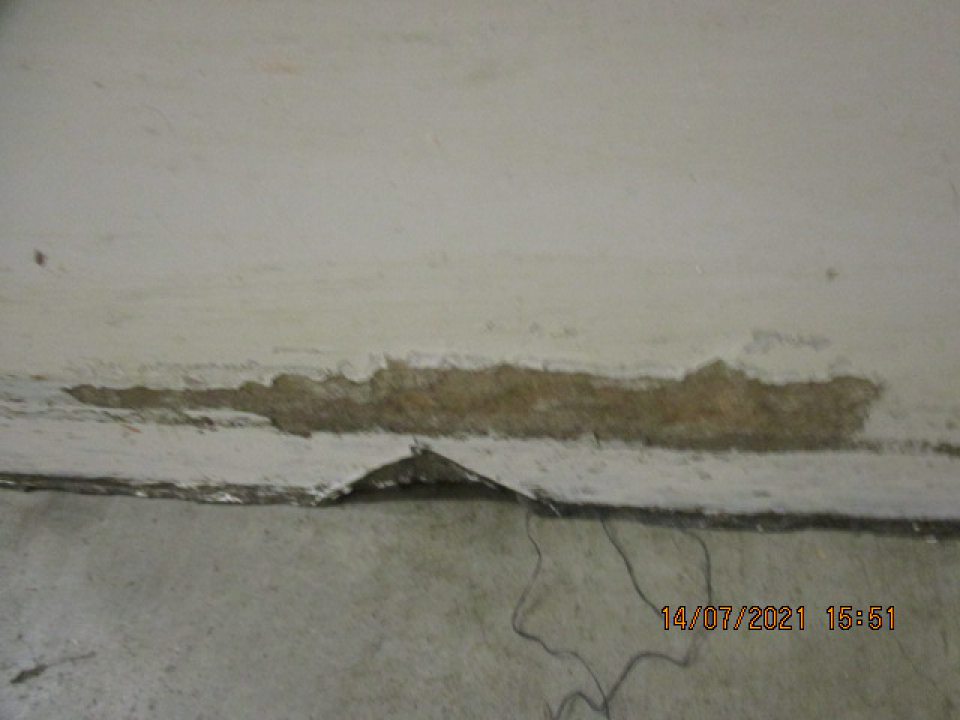 v zázemí dvere s nápisom chodba šatňové skrinky z vonkajšej strany poškodený opotrebovaný obvod dverí od kľučky po spodnú časť, vnútorná strana dverí po obvode poškodený povrch dverí