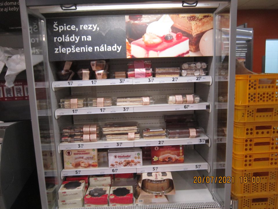 výskyt nečistôt a plesní po stranách chladiaceho zariadenia