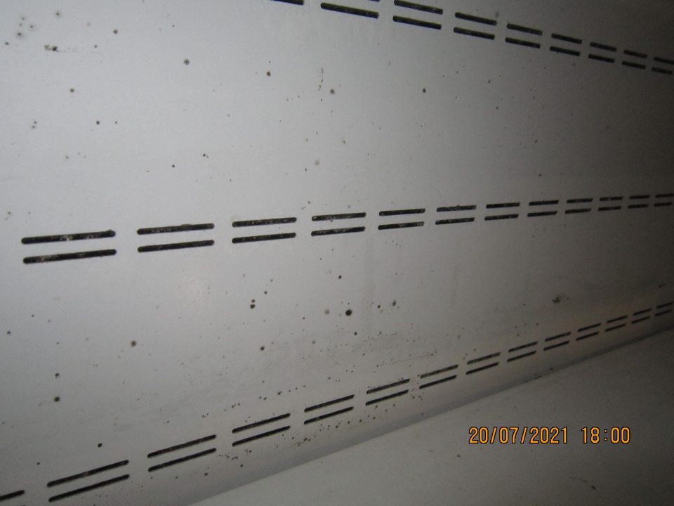 výskyt nečistôt a plesní po stranách chladiaceho zariadenia so zákuskami