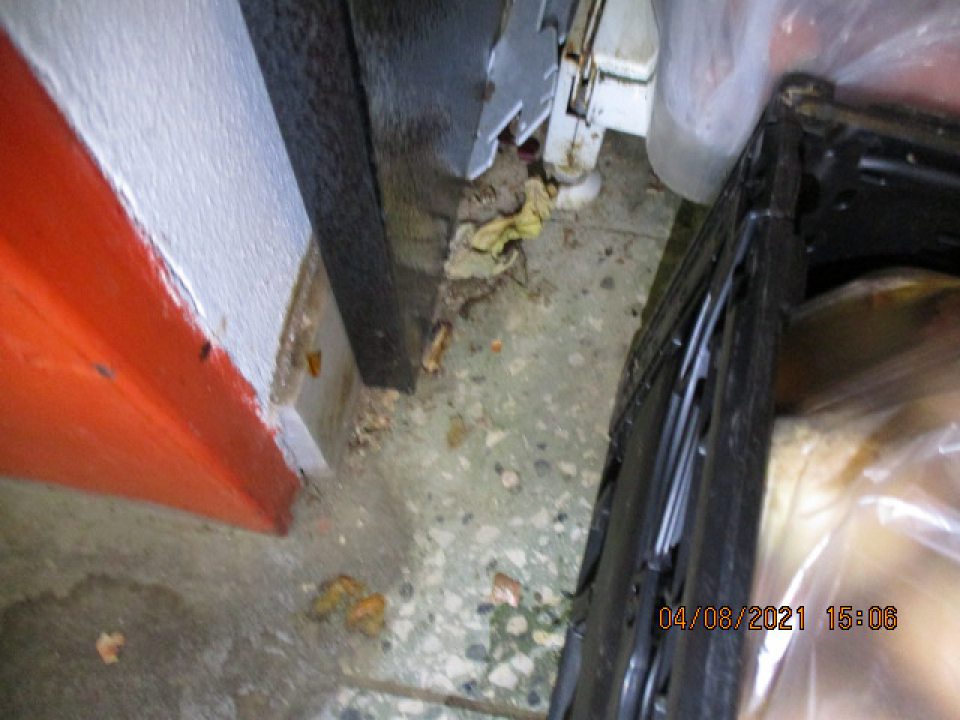 Sklad zeleniny - zistený výskyt nánosu špiny, prachu a nečistôt na podlahe a popri regáli.