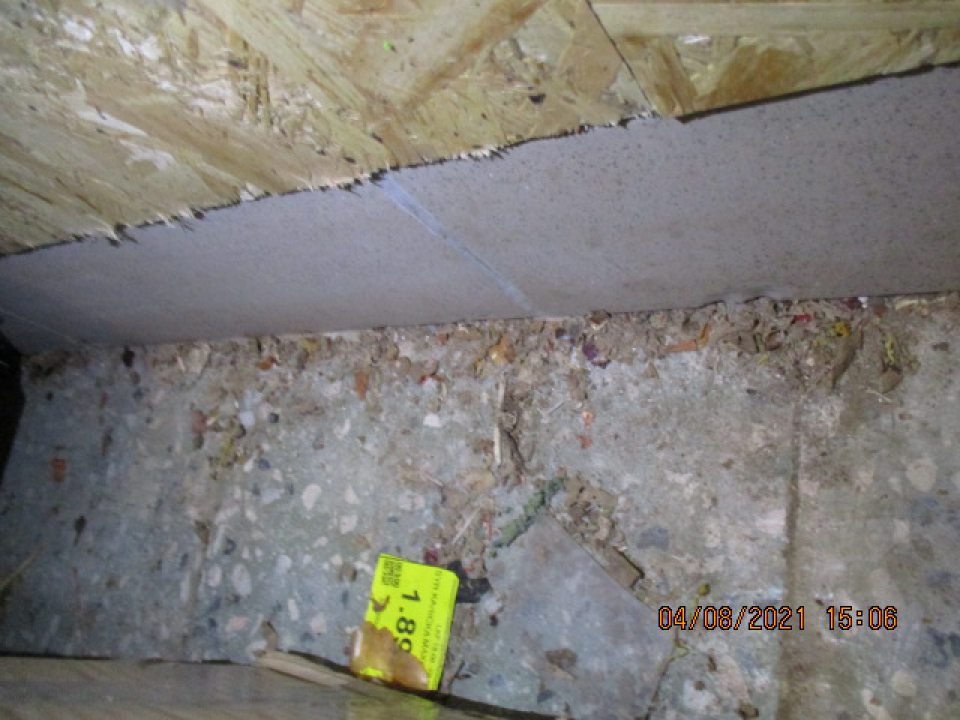 sklad zeleniny - zistený výskyt nánosu špiny, prachu a nečistôt na podlahe a popri regáli