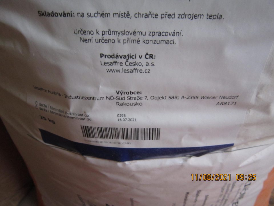 V hlavnom suchom sklade surovín na palete uložené suroviny po uplynutí dátumu spotreby resp. dátumu minimálnej trvanlivosti spolu s ostatnými surovinami používanými vo výrobnom procese: 1. Mliečna zmes na výrobu jemného pečiva, hmotnosť 25kg, výrobca: LESAFFRE AUSTRIA - INDUSTRIEZENTRUM NÖ - SŰD Strabe 7, Objekt 58B A-2355 Wiener Neudorf, Rakusko, šarža 0293, minimálna trvanlivosť do: 16.07.2021 v množstve 2 ks 2. Mliečna zmes na výrobu jemného pečiva, hmotnosť 25kg, výrobca: LESAFFRE AUSTRIA - INDUSTRIEZENTRUM NÖ - SŰD Strabe 7, Objekt 58B A-2355 Wiener Neudorf, Rakusko, šarža 0153, minimálna trvanlivosť do: 28.02.2021 v množstve 1 ks