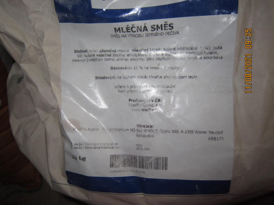 V hlavnom suchom sklade surovín na palete uložené suroviny po uplynutí dátumu spotreby resp. dátumu minimálnej trvanlivosti spolu s ostatnými surovinami používanými vo výrobnom procese: 1. Mliečna zmes na výrobu jemného pečiva, hmotnosť 25kg, výrobca: LESAFFRE AUSTRIA - INDUSTRIEZENTRUM NÖ - SŰD Strabe 7, Objekt 58B A-2355 Wiener Neudorf, Rakusko, šarža 0293, minimálna trvanlivosť do: 16.07.2021 v množstve 2 ks 2. Mliečna zmes na výrobu jemného pečiva, hmotnosť 25kg, výrobca: LESAFFRE AUSTRIA - INDUSTRIEZENTRUM NÖ - SŰD Strabe 7, Objekt 58B A-2355 Wiener Neudorf, Rakusko, šarža 0153, minimálna trvanlivosť do: 28.02.2021 v množstve 1 ks
