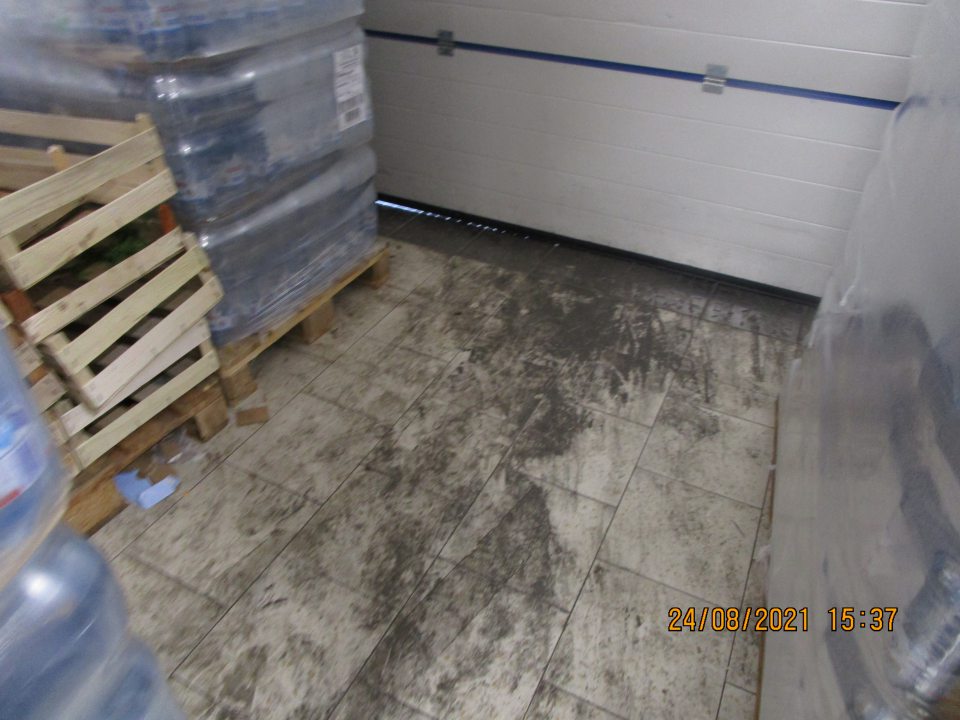 v zázemí v časti príjem tovarov pri vstupných dverách z vnútornej strany prevádzky znečistená podlaha hrubým nánosom špiny, blata v rozsahu cca 2mx2m
