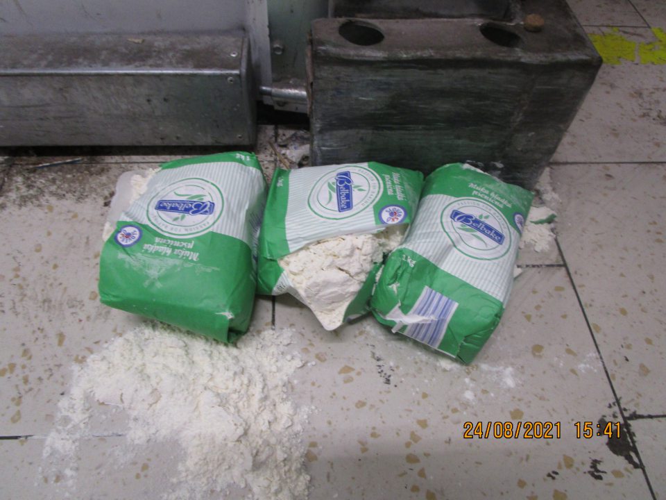  na podlahe pred chladiacim boxom s uskladnenými mliečnymi výrobkamipoškodené a vysypané 3 balenia pšeničnej múky, na bočnej vonkajšej strane boxu výskyt rozsypaného krmiva, granúl pre psov - znečisten