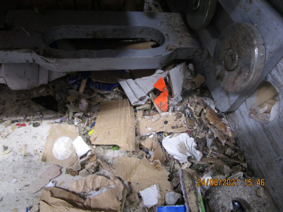 v zázemí pri paletách s uskladnenými čokoládami rozsypané priamo na podlahe orieškové tyčinky, cukríky MIMKY, útržky z papierov, PE vrecká - pri lise na kartóny na podlahe výskyt načistôt, prachu, útržky z papiera, špiny stoniek z paradajok v rozsahu cca 20cmx20cm -