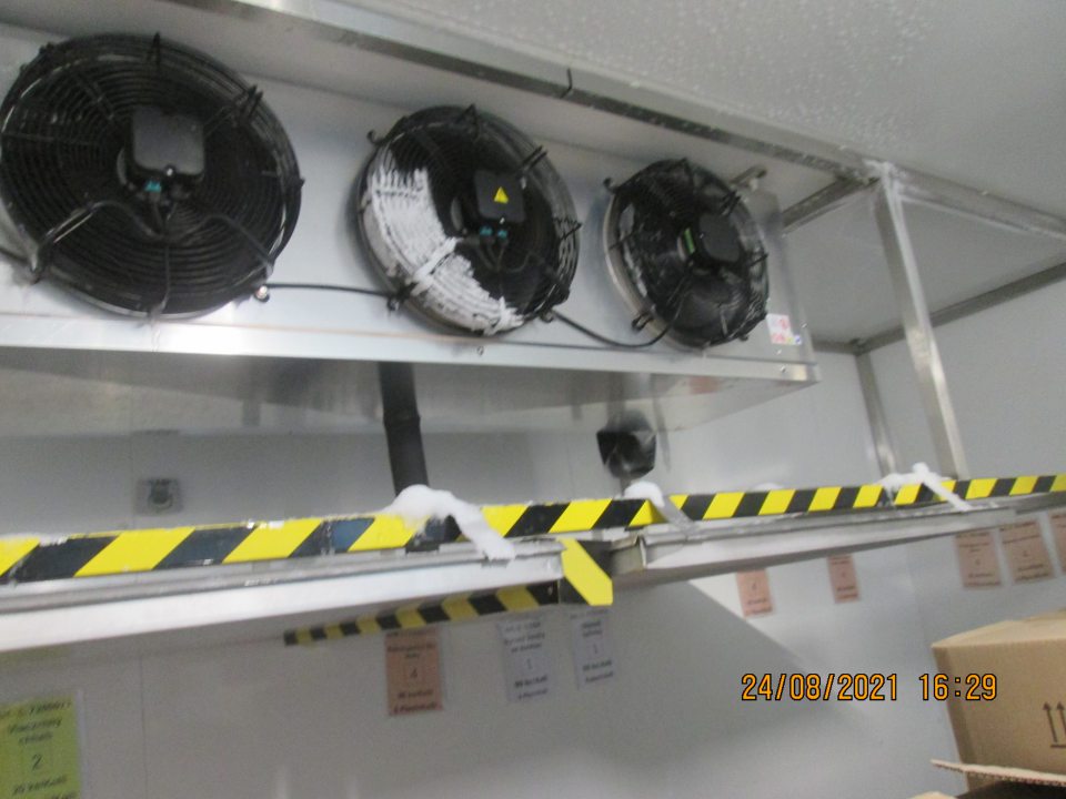 v mraziacom boxe v zázemí pekárne výskyt hrubej vrstvy námrazy na ventilátoroch výparníka hrúbka cca 5cm, pod nimi uložené otvorené krabice s uskladnenými hlbokozmrazenými pekárskymi polotovarmi , výskyt námrazy na strope mraziaceho boxu v rozsahu cca 2mx3m o hrúbke cca 5cm ako aj na podlahe