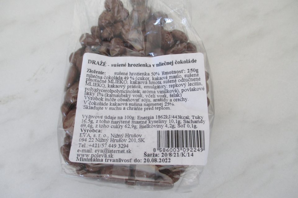 Dražé - sušené hrozienka v mliečnej čokoláde 250 g alergén oxid siričitý neuvedený v označení na etikete výrobku.