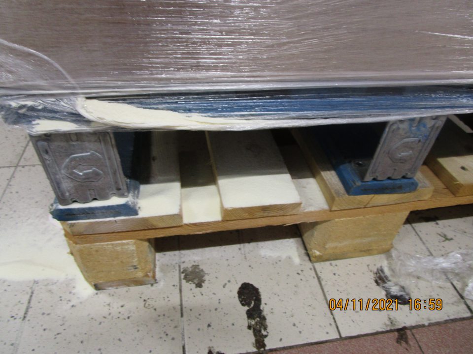 výskyt rozsypanej múky na podlahe