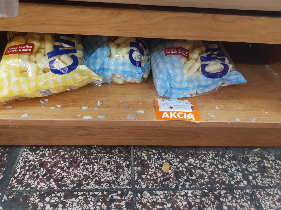 Nevyhovujúca hygiena políc.