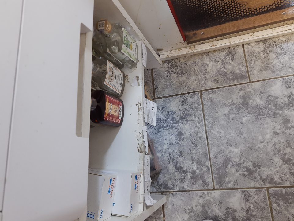Nevyhovujúca hygiena predajne.