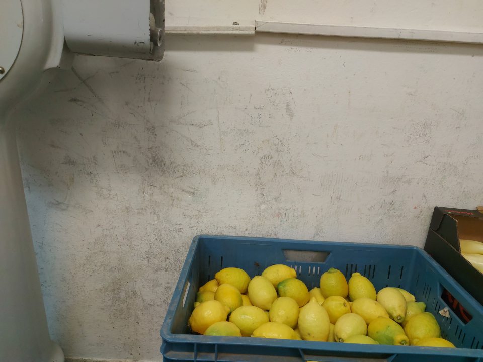 Špinavá, neudržiavaná stena v skladových priestoroch prevádzky.