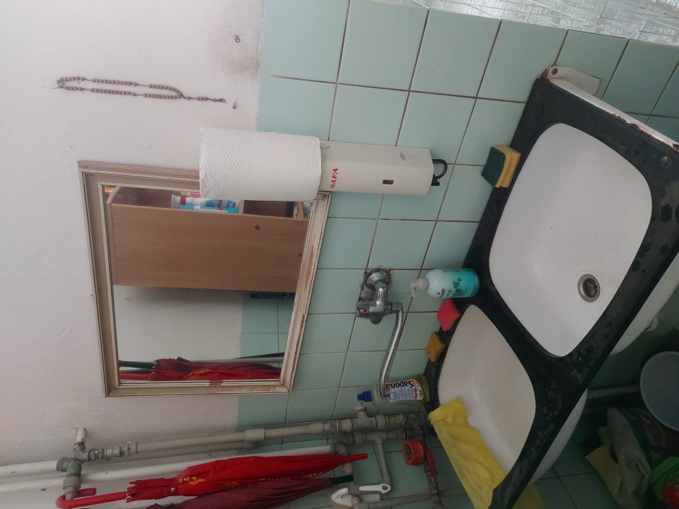 V sociálnom zariadení v blízkosti umývadla chýba držadlo na jednorazové utierky.