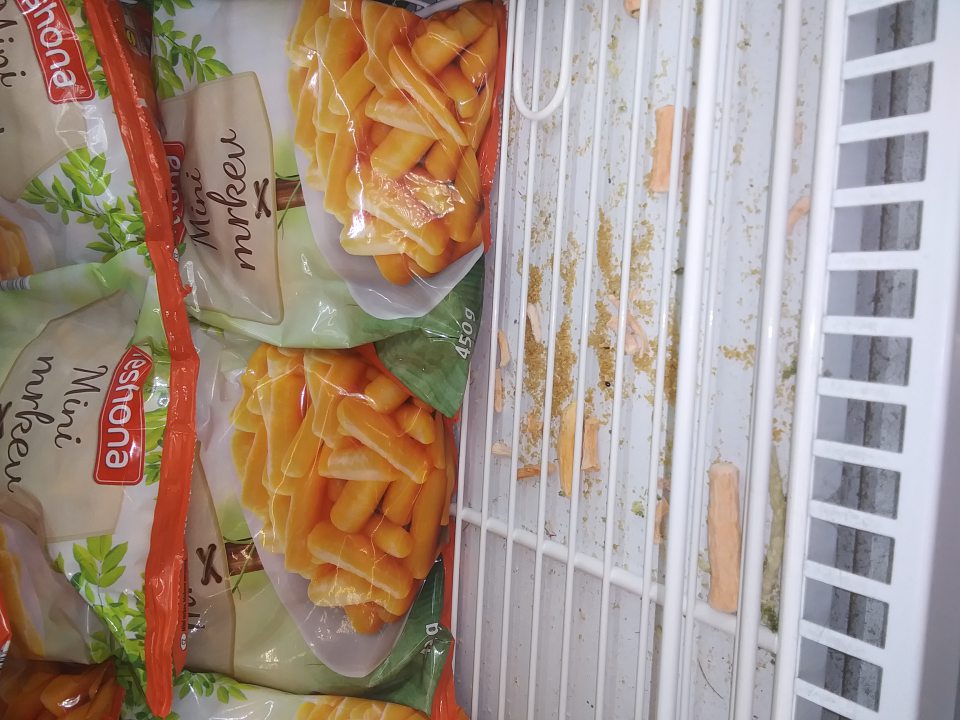 Prachom a rozsypanými zvyškami potravín znečistené vnútorné plochy a miesta pod bočnými prednými lištami mraziacich zariadení s hlbokozmrazenými potravinami.