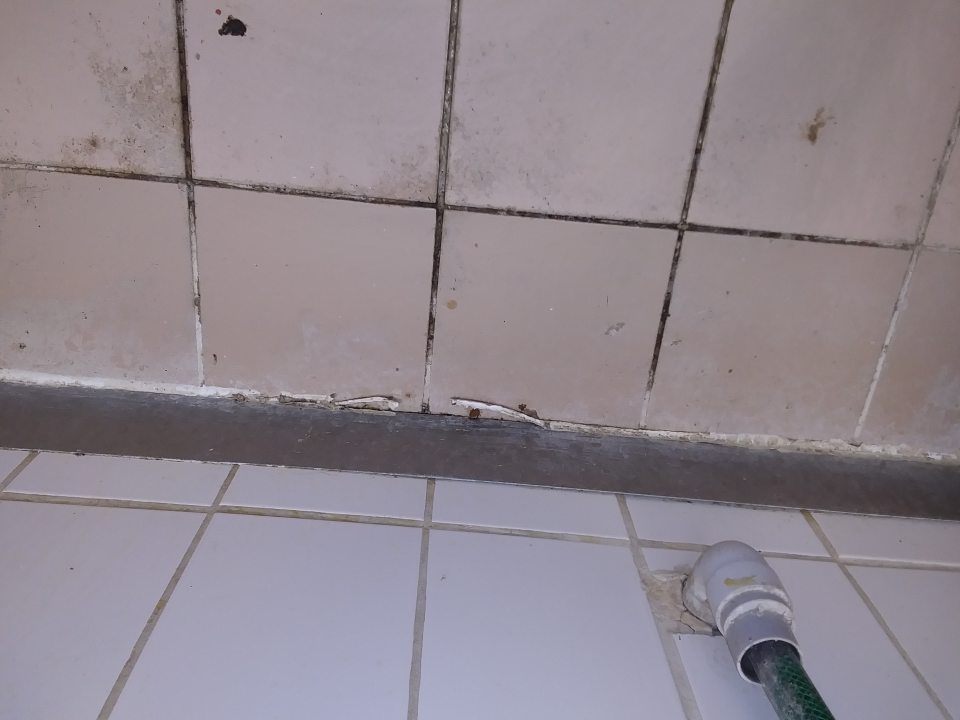 narušené silikónové tesnenia po obvode miestnosti s miešacími zariadeniami
